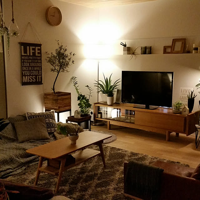 Lounge,無加工無修正,間接照明,観葉植物,Instagram→chie_iiii,IKEA,ナチュラル,フォロワーさんに感謝♡,いつもいいねやコメントありがとう♡,ニトリ,グリーンのある暮らし,リビングインテリア,手作り,ニトリの時計,ニッチ,フロアランプ chieの部屋