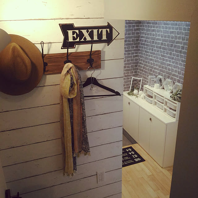 Entrance,玄関収納,IKEA,トロファスト,下駄箱の上,玄関ディスプレイ,ハンガーラックDIY,壁紙屋本舗,輸入壁紙,レンガ壁紙,木目調壁紙,板壁風壁紙,塩系インテリア,ホワイトインテリア,フェイクグリーン,ハンカチ収納,名札置き場,マスク収納,一時置き場 irieriの部屋