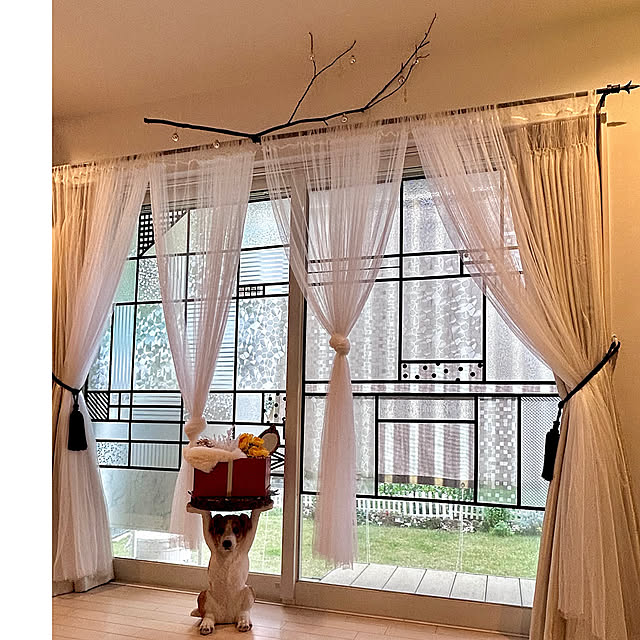 On Walls,樹脂製ウッドデッキ,ウッドデッキのある暮らし,掃き出し窓からのウッドデッキ,掃き出し窓からの庭,掃き出し窓,南向きの窓,南向きのリビング,南向き,南側の庭からの眺め,南側花壇,南側リビング,南側の庭,IKEA,Daiso,窓枠風,窓枠DIY,すりガラスシート,DAISO♥,LILL,すりガラス風カッティングシート,LILLカーテン,LILL リル,抗菌ガラス目隠しシート kittyの部屋