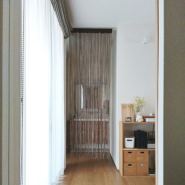 カーテン,On Walls,洗面所,ひものれん,ストリングカーテン,間仕切り,無印良品,スタッキングシェルフ,100均,100均アイテム,ダイソー,しろくま貯金箱,ドライフラワー,花瓶,フラワーベース,カレンダー,間仕切りカーテン yukoの部屋