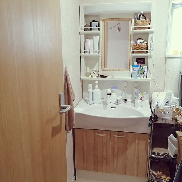 Bathroom,見てくれてありがとうございます♡,ナチュラルインテリアを目指して♡,セリア,ずっとやりたかったこと♡,建売り住宅,ナチュラル雑貨,建売りを自分好みに！,リメイクシート,両面テープ,ナチュラルが好き,木枠DIY,リメイクシート木目調,吊り下げ収納,吸盤フック,楽家事,洗面台,洗面台リメイク tomomiの部屋