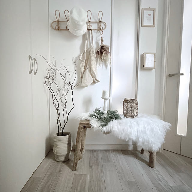 雲龍柳,韓国インテリア,ホワイトインテリア,お気に入りのカラー,hmhome,流木ベンチDIY,玄関インテリア,フラワーベース,季節を楽しむ,ig→yur2106,フォロー&いいね ありがとうございます♡,いつもいいねありがとうございます♡,海外インテリアに憧れる,コメントお気遣いなく♡,ナチュラルインテリア,Entrance yuriの部屋