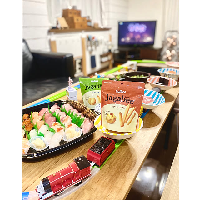 プラレール回転寿司,Jagabee,おうち時間,おやつタイム,おうち夏祭り,板壁風壁紙,テーブルdiy,壁紙屋本舗,有効ボード,Overview hito-hitoの部屋