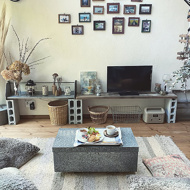 フォトフレーム,JARAPA,ハラパラグ,春支度,ブリキ衣装ケース,足場板,WOODPRO足場板,春,Lounge,コンクリートブロックの棚,コンクリートブロック,クッション,オールドキリム,レイルロードランタン,ドライフラワー,カゴ yururiの部屋