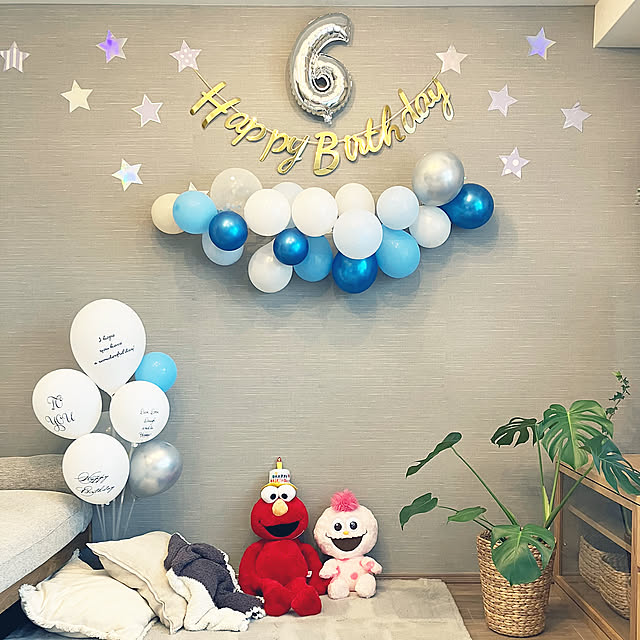 On Walls,ガーランド,ユニバのぬいぐるみ,モンステラ,ダイソー,FLET’S,100均,誕生日飾り付け,誕生日,プチプラインテリア,観葉植物 Anthuriumの部屋