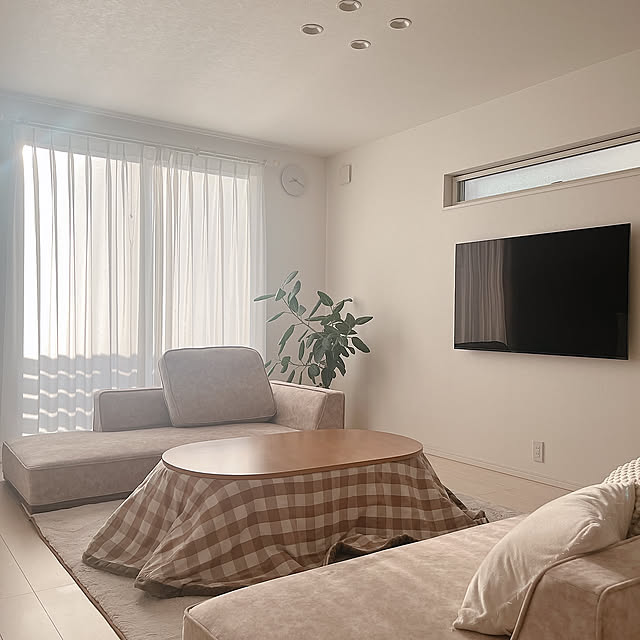 Lounge,ラグ,壁掛けテレビ,観葉植物のある暮らし,観葉植物,無印良品,L字ソファ,こたつ,ベージュインテリア,リラックス空間,シンプル,ホワイトインテリア,マナベ家具,マナベインテリアハーツ uiiiiの部屋