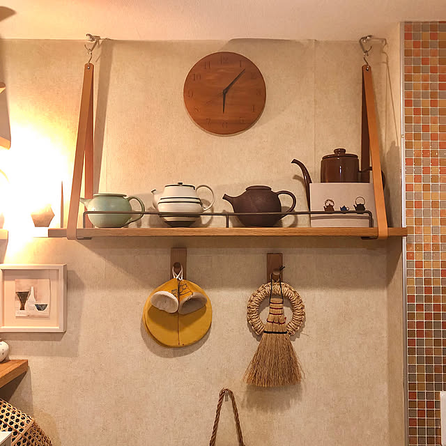 Kitchen,カトラリー収納,中島真由美さんの絵画,鍋敷き,収納棚,革ベルト,ディスプレイ棚DIY,見せる収納,三谷龍二 時計,茶器棚,急須,ウォールシェルフDIY,ナチュラルカラー,ババグーリのポストカード mochi2usagiの部屋