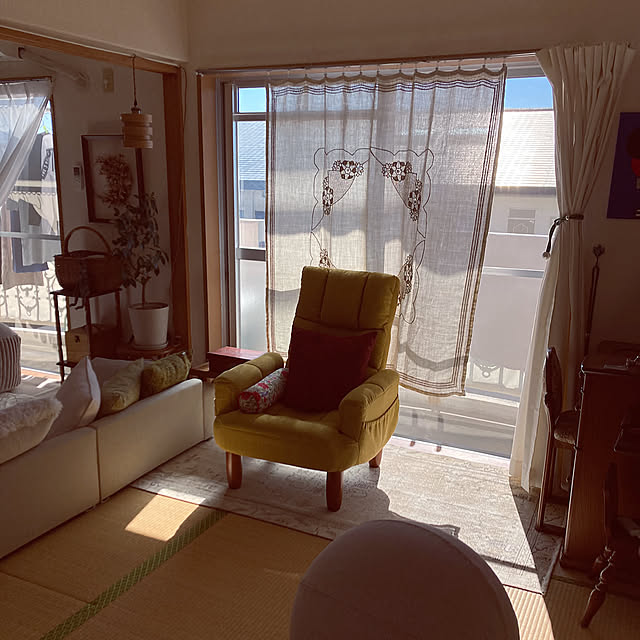 Bedroom,シングルソファー,カーテン,ヴィンテージクロス,テーブルクロスのカーテン,テーブルクロス,古い賃貸,ふたり暮らし,スッキリ暮らしたい,心地よい暮らし,穏やかな日常に感謝,記録用,1人用ソファー kurokoの部屋