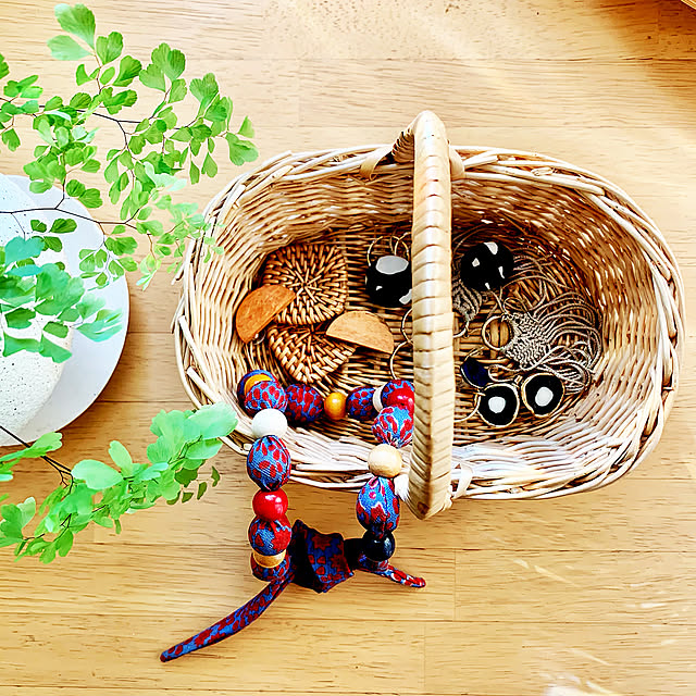 カゴ,アクセサリー収納,植物のある暮らし,心地よい暮らし,観葉植物,癒し,窓辺 HAKOの部屋