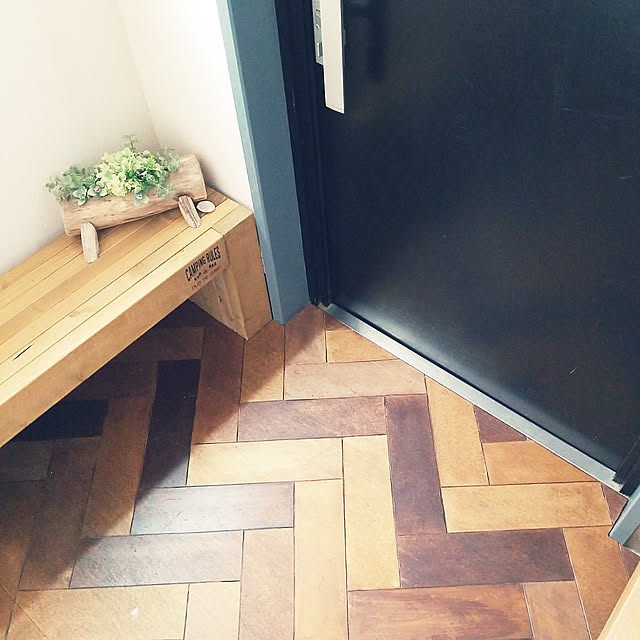 Entrance,いいね押し逃げごめんなさい(>_<),いいね、フォロー本当に感謝です♡,ベニヤ板にペイント,ヘリンボーン床,ベニヤ板,まだまだ改造中,自己満足でごめんなさい(^◇^;),フェイクグリーン♡,ベンチDIY chiroruの部屋