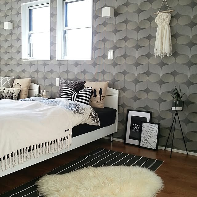Bedroom,こどもと暮らす,犬と暮らす,ポスター,クッション,ニトリ,アクセントクロス,モノトーン,weaving,IKEA,flancflanc,ニトリのクッションカバー,グレー好き,ケーラーアヴェント,寝室,ホテルライク Mayu..の部屋