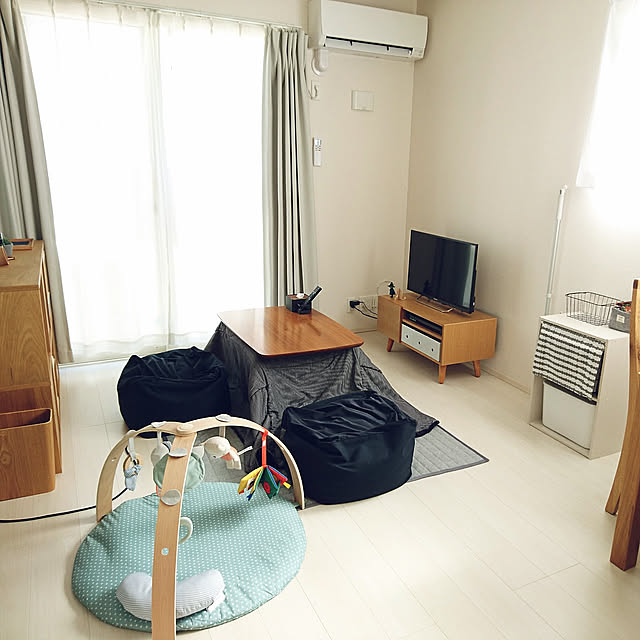 Lounge,北欧,インテリア,シンプルな暮らし,無印良品,木製家具,収納,木製,シンプル,やわらかポリエチレンケース,100均,セリア,ダイソー,すっきり暮らす,テレビ,テレビボード,体にフィットするソファ,こたつ,ベビージム,赤ちゃんのいる暮らし,ポリプロピレンファイルボックス on_100kの部屋