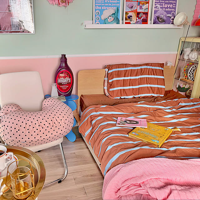 Bedroom,ブラウンインテリア,一人暮らし,1K,賃貸,ひとり暮らし,カラフル,かわいい,女子部屋,賃貸インテリア,ポスター,飾り棚,ポスターのある部屋 riririの部屋