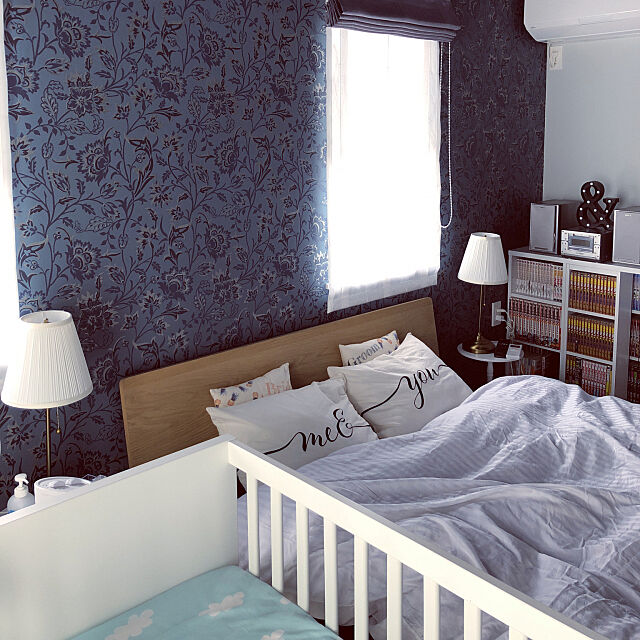 Bedroom,本棚,IKEAベビーベッド,ウィリアムモリス,花柄壁紙,赤ちゃんのいる暮らし Ayakaの部屋