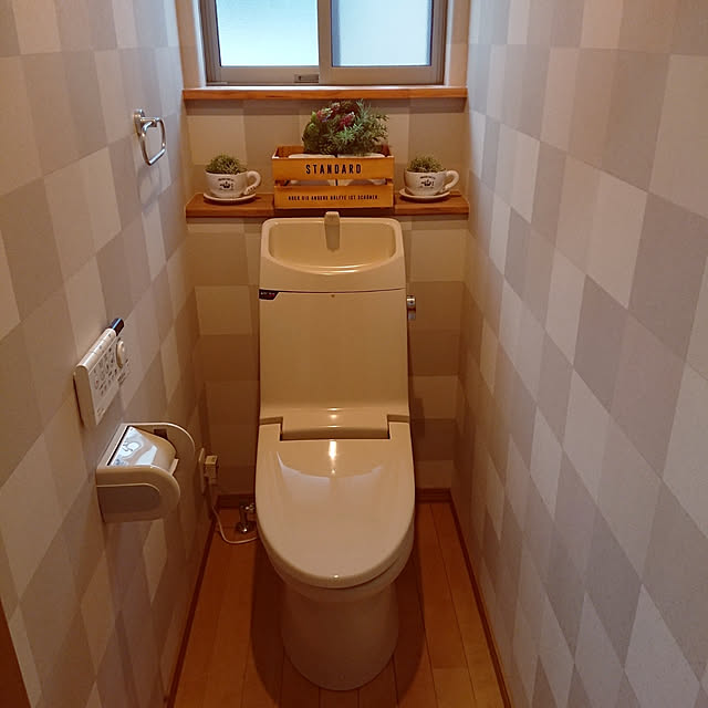 Bathroom,アクセントクロス,ブロックチェックの壁,モノトーン,フェイクグリーン,トイレットペーパー収納,床 無垢,トイレ,トイレの壁,トイレのクロス skhrの部屋