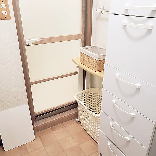 Bathroom,わたしのDIY&リメイクアイデア,賃貸インテリア,賃貸でも楽しく♪,賃貸,4人家族,洗面スペース,脱衣所,クッションフロアDIY,マスキングテープ,スイッチプレートセリア,テラコッタ風,100均リメイク,ランドリーチェスト,ダイソー,すのこリメイク,ニトリ,珪藻土マット,ナチュラル,ナチュラルインテリア,現状回復,フォロー&いいね ありがとうございます♡,築25年以上,壁紙屋本舗,水周り pinonの部屋