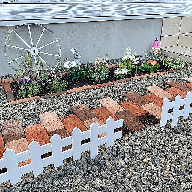 Entrance,材料はDCM,庭を可愛く,レンガの小径,レンガ敷きDIY,レンガの小道DIY,玄関前,玄関アプローチ,新年の抱負,ガーデニング,癒し,お花,春,お花のある暮らし,レンガの花壇,花壇手作り,見てくださってありがとうございます♡,白い柵,レンガの小道 koko_hikaの部屋