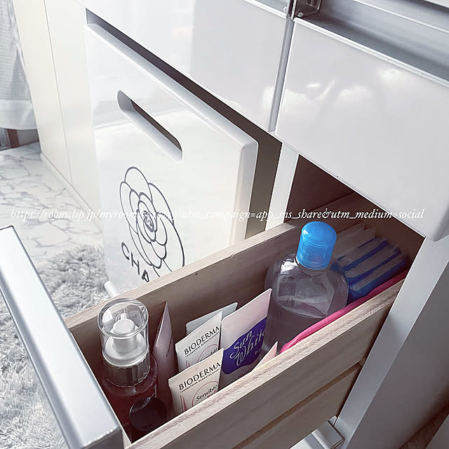 ドレッサー,スキンケア,モノトーンインテリア,築30年超,犬のいる生活,ダイソー,和室,賃貸,築古マンション,狭い,ダックスのいる生活,狭い家,ペットと暮らす家,100均,築32年,寝室,キャンドゥ,いぬとの暮らし,ペットとの暮らし,2DK,一人暮らし,築古,My Shelf locaの部屋