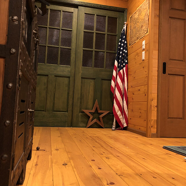 モスグリーンのドア,無垢のドア,星形,床材,ヴィンテージ,アメリカン 星条旗,アメリカン 家具,木のぬくもり,ダウンライト,無垢の床,引き戸,無垢の天井,木目,Lounge,世界地図,オールドマップ aki877の部屋