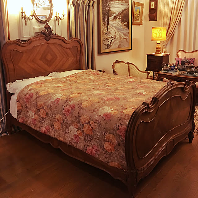 Bedroom,アンティーク家具,ブラケット,シルバー食器,マントルピース,19世紀,ミラートレイ,ルイ15世様式,アンティークシャンデリア,アンティークベッド,ハイクラスアンティーク,ナポレオン3世,アンティークテーブル,ルイ15世,フランスアンティーク,ナイトテーブル,19世紀後半,フランスアンティーク家具,1880年代,フレンチ,アンティーク,1900年代,1890年代,ローズウッド,マントルピースをDIY,優雅,アンティークミラー,カトラリー,フレンチアンティーク,フランス製 hopeの部屋