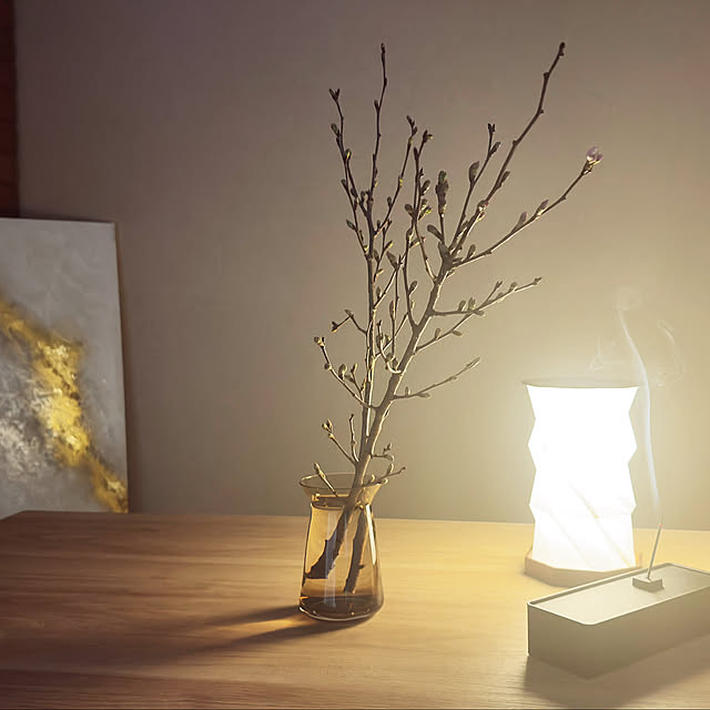 My Desk,谷崎潤一郎,陰翳礼讃,抽象画,アート,NaNa Tomita,lisnのお香,インセンス,山崎実業,デスクライト,ZARA HOME,明かりを楽しむ,フラワーベース,枝物,啓翁桜,こたつのある部屋,ジャパンディ,土と風の植物園,KANADEMONO piroaiの部屋