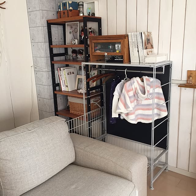 Lounge,Come home!,スタディオクリップ,モンチッチ,コンクリート壁紙,板壁DIY,ベルメゾンの棚,IKEAのソファー,アクリルティシューボックス,スチールユニットシェルフ,無印良品,シンプルが好き evitenの部屋