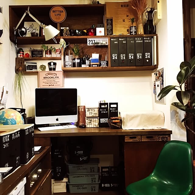 My Desk,セリア,雑貨,モンステラ♡,観葉植物,壁面ディスプレイ,プランターカバーDIY,ガーデニング,植木鉢,男前,ダイソー,100均,ゴムの木♡,植木鉢カバー,ハーマンミラー,ハンドメイド,リメ缶,アーミー,照明,DIY,イームズ,アルテミデ,ステンシル,多肉植物 emjahの部屋