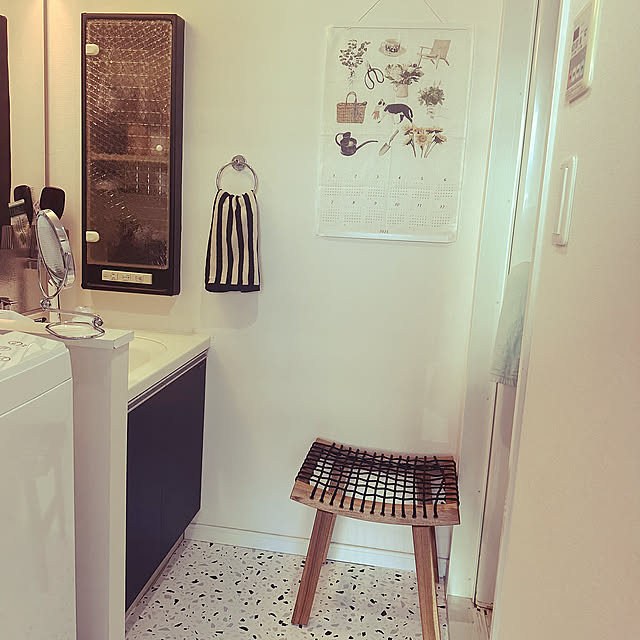 Bathroom,リメイクシート,壁紙屋本舗,モノトーン,椅子,IKEA,ひとり暮らし,暮らし,楽天で買ったもの,ねこ部,ねこのいる日常,ねこと暮らす,手ぬぐい,アートのある暮らし,カレンダー akihcclipの部屋