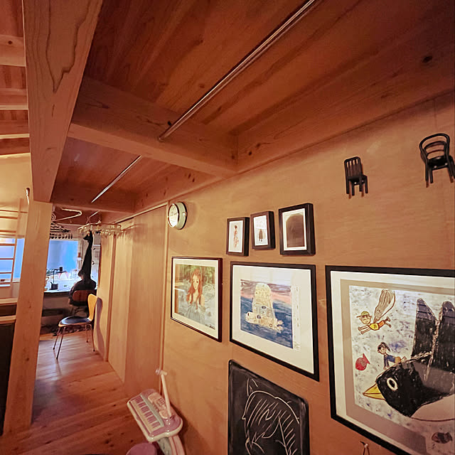 娘の作品,ラワンベニヤの壁,ラワン合板,物干しパイプ,物干しスペース,洗濯スペース,On Walls,室内干し,室内物干し,室内干しスペース,子供の絵を飾る,子供の絵,子供の作品,子供と暮らす。,子供のいる暮らし,セブンチェア search1132の部屋