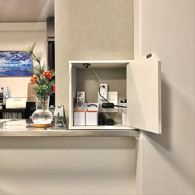 On Walls,カラーボックス,スマホスタンド,コンセント隠し,隠し収納,充電器置き場,目隠しアイデア,ふたり暮らし,マンション暮らし,イケアのフラワーベース,フェイクグリーン,ウユニ塩湖,イベント受賞 up0524の部屋
