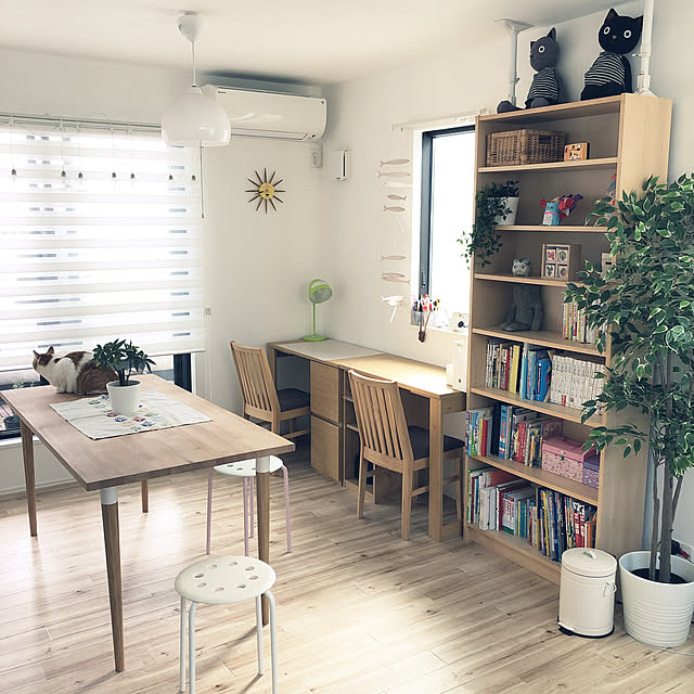 子供部屋,ナチュラル,IKEA,グリーン,ニトリ,ねこと暮らす。,子供がいる家,CRAFTHOLIC,学習机,調光ロールスクリーン,時計,BILLY,床リメイク,クッションシート,リメイク,On Walls Free-Lifeの部屋