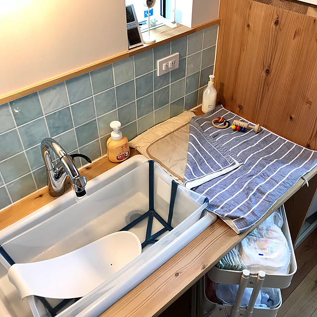 洗濯ネット収納,オムツ収納,ナチュラルサイエンス,arau,ストッケ フレキシブルバス,STOKKE,ベビーバス,洗面スペース,IKEA ワゴン,SK106,鏡はこれから,赤ちゃんのいる暮らし,隣は洗濯機,アイロンスペース,病院用シンク,シンクの下はオープン,こどものいる暮らし,TOTO,造作洗面台,無垢材の棚,Bathroom,naef,自然素材の家 rikoの部屋