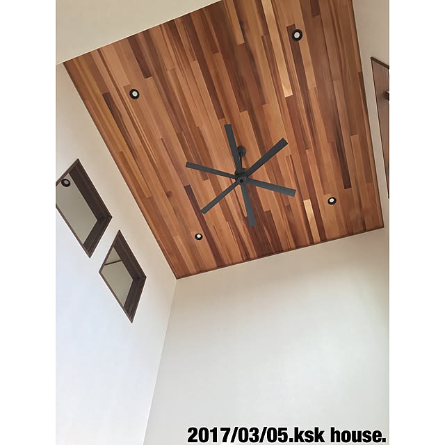 On Walls,吹き抜けリビング,吹き抜け,ダウンライト,シーリングファン,KSK HOUSE,WB工法,照明 Keisukeの部屋