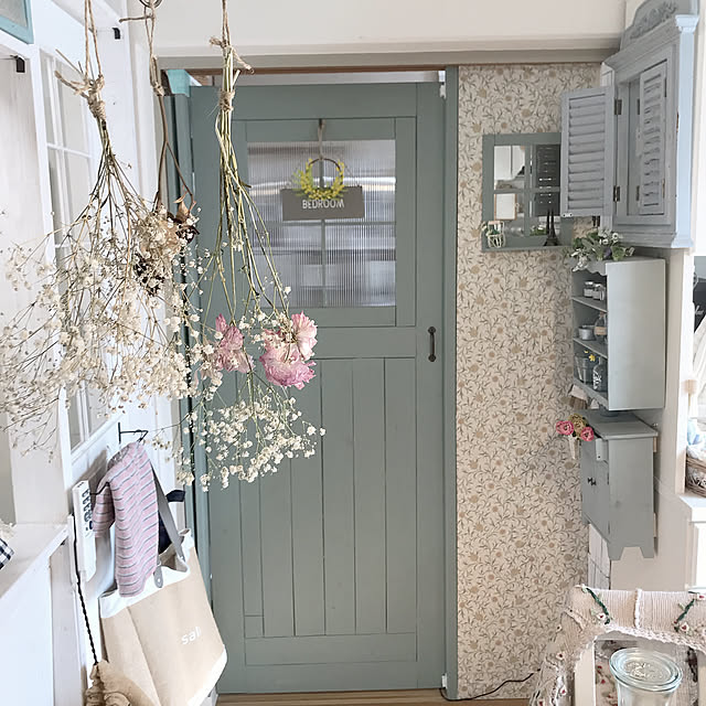 ワンバイフォー材,ポリカーボネートの窓,ディアウォール DIY,ピスタチオグリーン,ドア自作,ドアDIY,わが家のドア,いいね&フォローありがとうございます☆,賃貸でも諦めない！,DIY女子,salut!,Room Clipとの出会いに感謝✳︎,ダイソー,カフェ風インテリア,ホワイトインテリア,ホワイトシャビー,100均,おうちカフェ,いつもいいねやコメありがとうございます♡,シャビーシック,セリア,DIY,窓枠DIY,Entrance,ナチュラルキッチン Atsukoの部屋