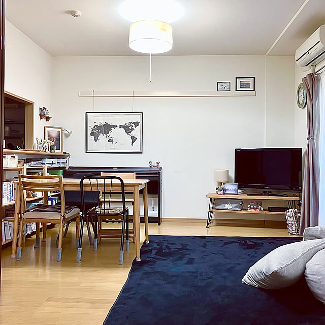 Overview,ソファなし生活,電子ピアノ,テレビ台,クッション,ラグ,リビング,ナチュラル,賃貸,賃貸でも諦めない,こどもと暮らす,シンプルな暮らし,北欧モダン,壁面ディスプレイ,世界地図,ポスターパネル,ゆるミニマリスト,ダイソー,フォトフレーム,飾り棚,100均,セリア,アートのある暮らし,カウンターディスプレイ,無印良品,本棚,カウンター下収納,本収納,かご収納,ダイニングテーブル＆チェア enu.の部屋