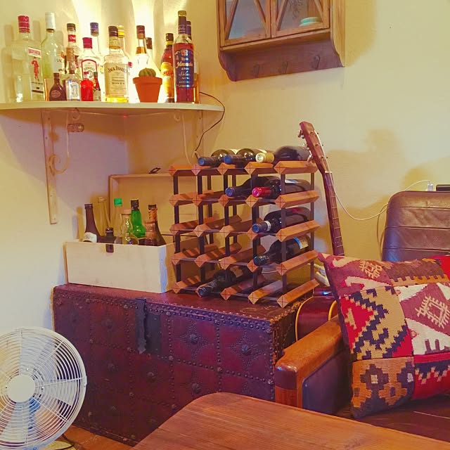 My Shelf,扇風機,オールドキリムクッション,照明,ギター,ワインラック,お酒コーナー,お酒ボトル,舟箪笥 rosemaryの部屋