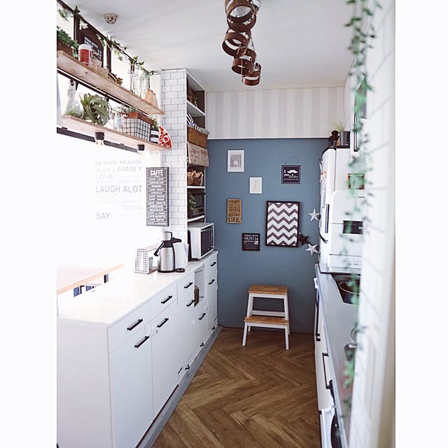 Kitchen,取っ手リメイク,キセログラフィカ,ブルーグレーの壁,ストライプの壁紙,カラーボックスリメイク,家電収納,かご収納,ヘリンボーンDIY,ヘリンボーン,ヘリンボーンの床,リメイク,ステップスツール,フレーム,海外インテリアに憧れる,ブルーグレー,ラブリコ,ニトリ,サブウェイタイル風壁紙,SPF材,キッチンカウンターの上,DIY,キッチンカウンター,カフェ雑貨,DIY棚,カフェ風,AWESOME STORE,メニューボード,2×4材,IKEA,LABRICO smileyの部屋