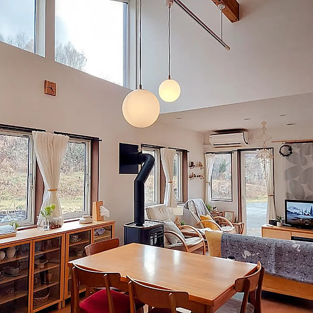 Lounge,北海道の暮らし,北海道,田舎暮らし,ニトリ,北欧ナチュラル,北欧テイスト,カフェコーナー,北欧インテリア,ペンダントライト,薪ストーブ風,吹き抜けリビング,無印良品,ラプアンカンクリ ブランケット dreamgirl-littlebirdの部屋