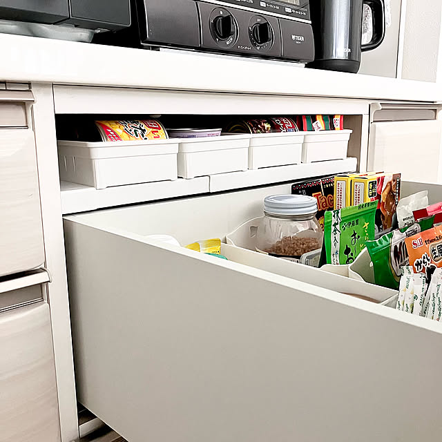 Kitchen,ストック収納,缶詰収納,つっぱりポール用棚,突っ張り棒,ダイソー,食器棚収納,キッチン収納,モノトーン,ホワイトインテリア,北欧インテリア,グレーインテリア,ホワイト×グレー yu-yuukiの部屋