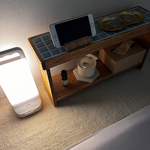 Bedroom,LEDソーラーライト,この春、買ってよかったもの,アロマディフューザー,ソーラーランタン,ミナペルホネン タイル,サムタイムズラッキー,真鍮メガネ置き,枕元に置いてます,枕元用の棚DIY suzuranの部屋
