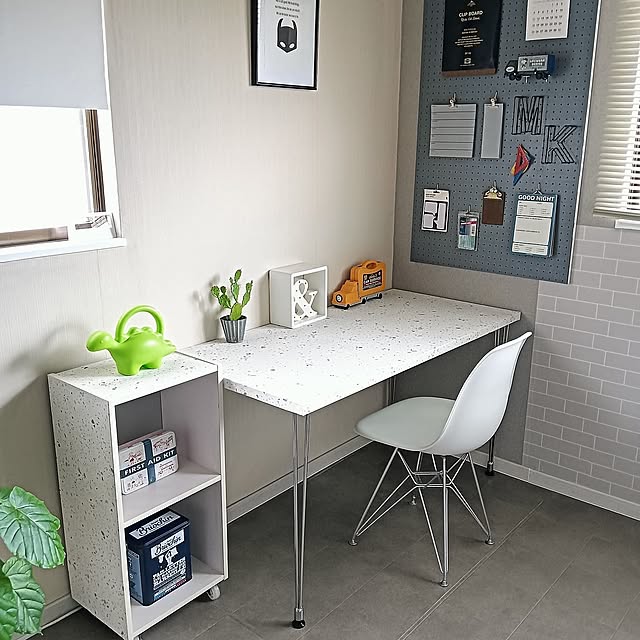 My Desk,DIY,ウンベラータ,観葉植物のある暮らし,グリーンのある暮らし,実家をリフォーム,孫,キッズルーム,勉強部屋,物置部屋をリフォーム,壁面収納,テラゾー柄,タイル柄壁紙,勉強机,クッションフロアDIY,イームズシェルチェア リプロダクト,カラーボックスリメイク chachaの部屋