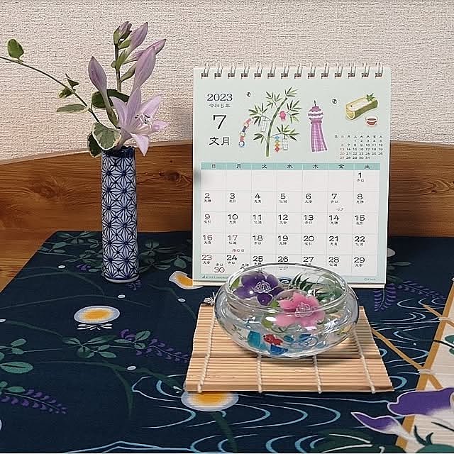 My Shelf,梅雨の楽しみ方,カレンダー,７月,ホスタ(ギボウシ),ツルニチニチソウ,花瓶,一輪挿し,和雑貨,浮き玉,小風呂敷,癒し,癒しの空間,七夕,夏,季節を感じる暮らし ku-garnet18の部屋