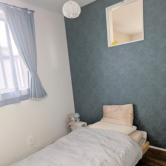 Bedroom,すのこベッド,アクセントクロス,室内窓,カーテン Maroの部屋