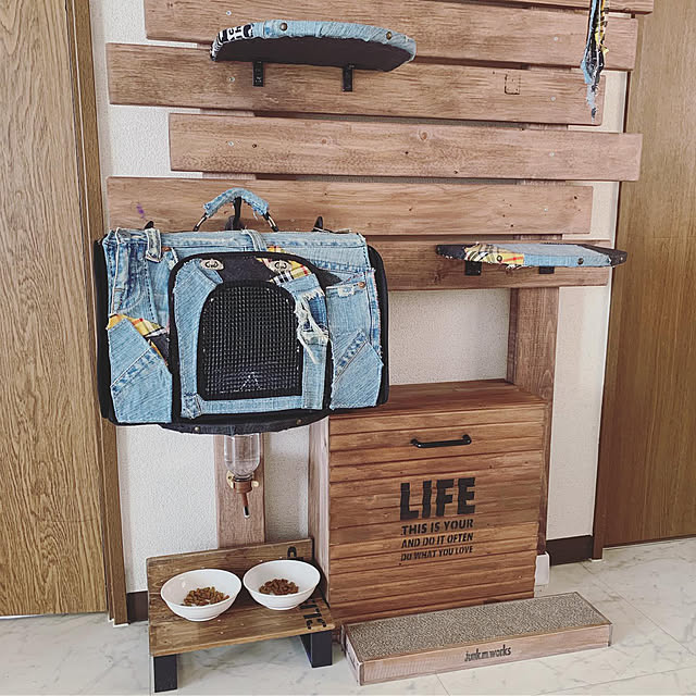 トイレシート収納,爪とぎケース,エサ収納,エサ台,収納,ハンドメイド,DIY,リメイク,端材,カメラマーク消し,デニム,キャットタワー,ディアウォール,子猫,ねこ,キャリーバック,ステンシル,On Walls junk.m.worksの部屋