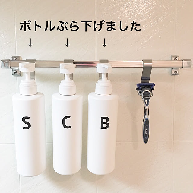 Bathroom,インスタやってます！,シンプル,清潔感,ホワイト,吊り下げ収納,シャンプー置き場,シャンプーボトル,バスルームの収納,バスルーム,マンション,マンションインテリア,賃貸でも楽しく♪,モノトーン,インスタと同じpic,いつもありがとうございます♡,セリア chi_kaの部屋