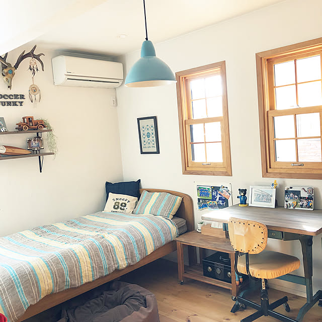 Bedroom,棚DIY,ハンティングトロフィー,勉強机リメイク,ニトリのクッション,ニトリのベッド,ベルメゾン,無垢の床,上げ下げ窓,木製サッシ,珪藻土の壁,アルファベッドオブジェ,ドリームキャッチャー,椅子リメイク,ベルメゾン布団カバー yumiの部屋