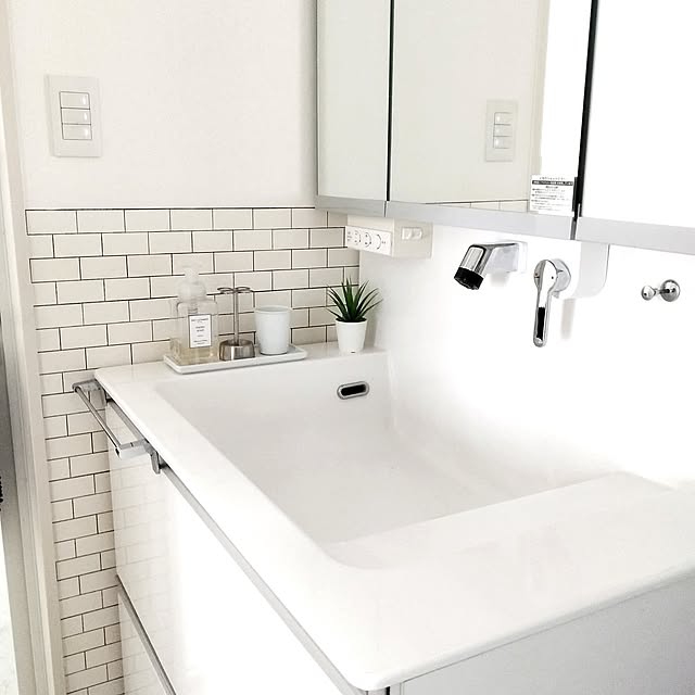 Bathroom,ダイソー,IKEA,洗面台,洗面所,100均,リメイク,ホワイトインテリア,サブウェイタイル,Daiso,Panasonic,リメイクシート,洗面台周り,シンプルインテリア,Panasonic洗面台,モノトーンインテリア,すっきり暮らす,シンプルな暮らし,水はね防止,DAISOリメイクシート,子供のいる暮らし,汚れ防止,サブウェイタイル風,こどものいる暮らし,アドバンススイッチ,アドバンスシリーズ,プチプラアイテム,サブウェイタイル柄,サブウェイタイルシート SSSSSの部屋