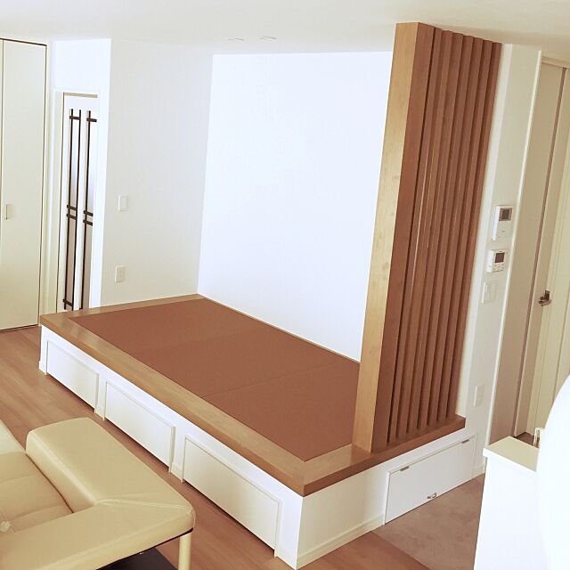 Lounge,すっきり暮らす,シンプル,くつろぎスペース,木格子,収納たっぷり,畳下収納,小上がり,畳スペース yuiiiの部屋