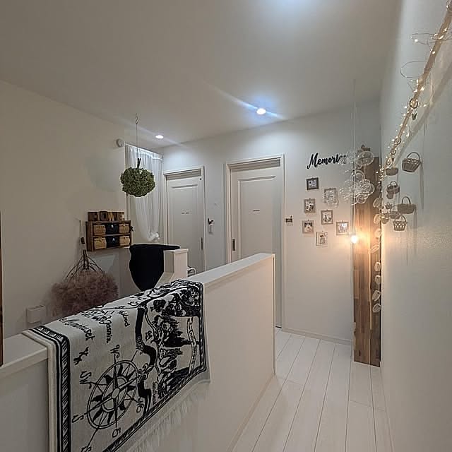 Entrance,オブジェ,アナベル,アナベルドライ,アナベルボール,お花のある暮らし,ドライフラワーのある暮らし,暮らしを楽しむ,季節を楽しむ,インテリアを楽しむ,ていねいな暮らし,シンプル化,廊下,階段,ホワイトベースのお家,シンプルなお家 fumitanの部屋