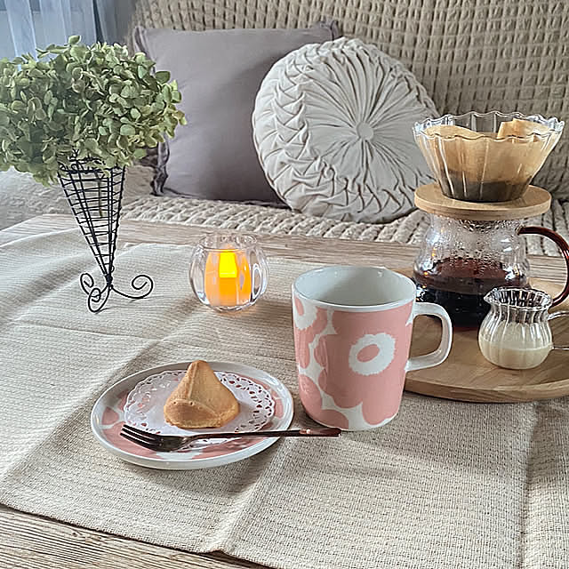 Lounge,ダリアクッション,デコホームクッション,ソファーのある暮らし,焼きモンブラン,マグカップとプレート,ウニッコプレート,ウニッコマグカップ,マリメッコウニッコ,カフェタイム,アナベルドライ,おやつ時間,おうちカフェ,お茶の時間,コーヒータイム,2024.7.21,癒しセット,いつもありがとうございます,フォローありがとうございます,おうち時間,スリコのコーヒーサーバー,ドライフラワー mintteaの部屋